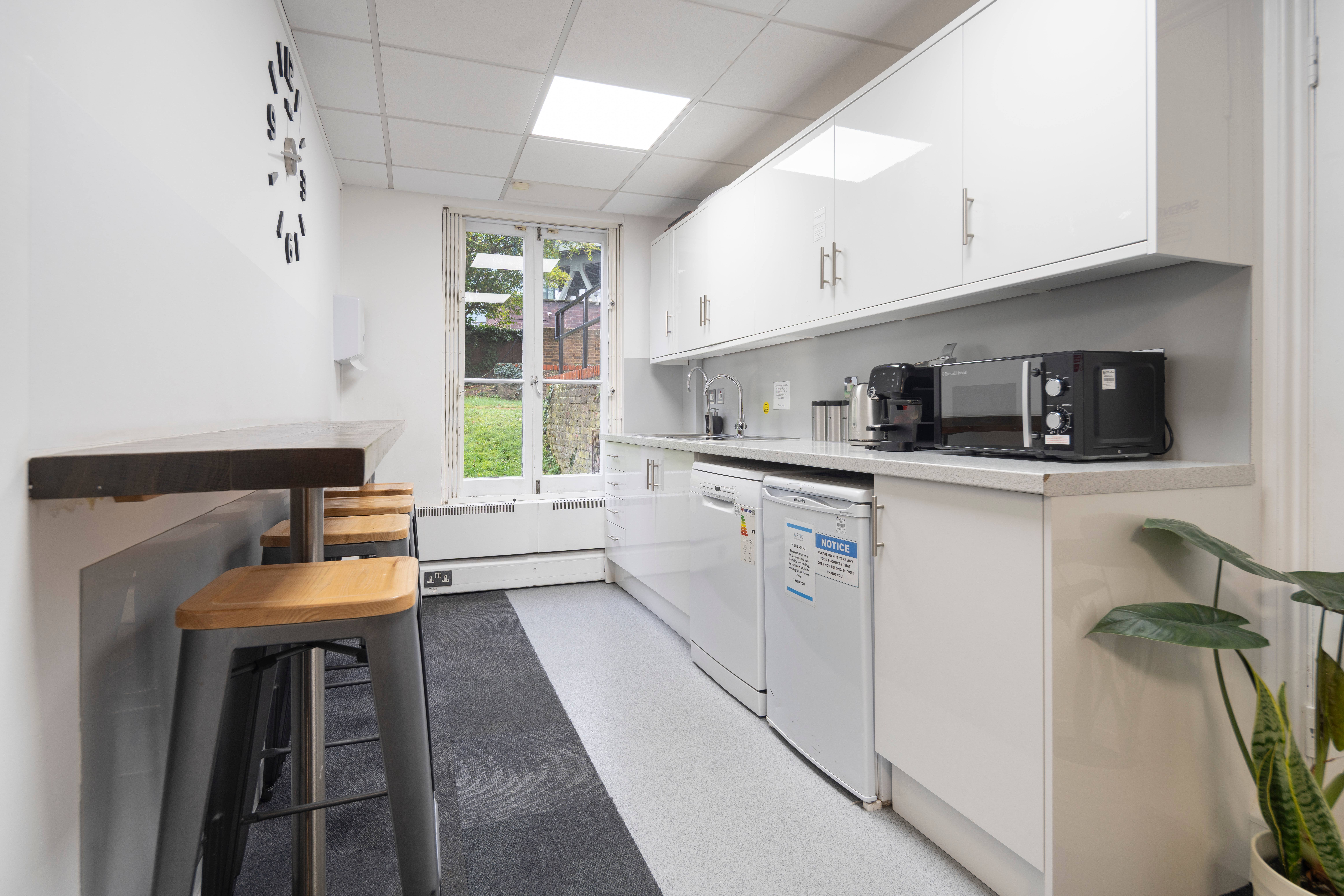 Office in Brentford - photo 3