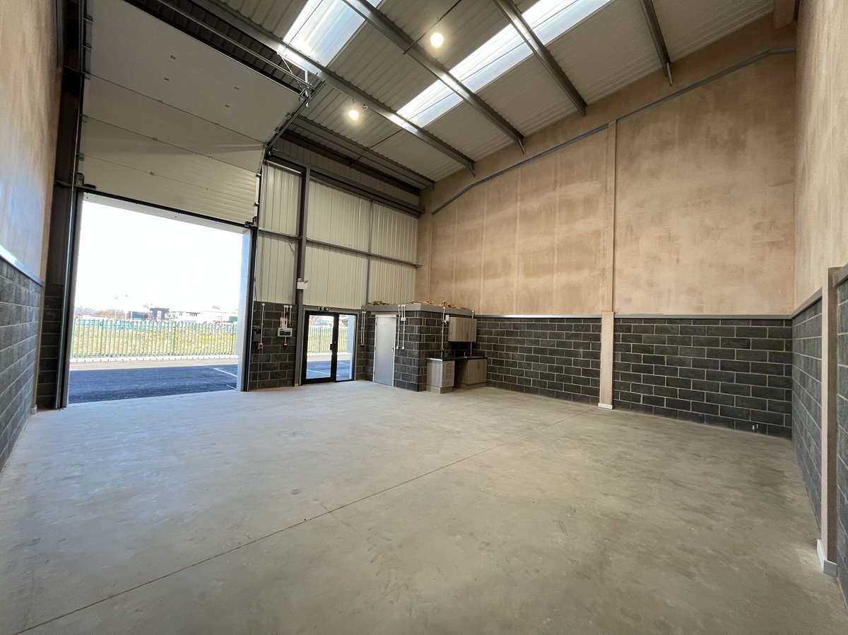 Industrial Unit in Northern Road Industrial Estate - photo 3