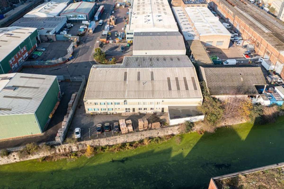 Industrial Unit in Bromley by Bow - photo 4