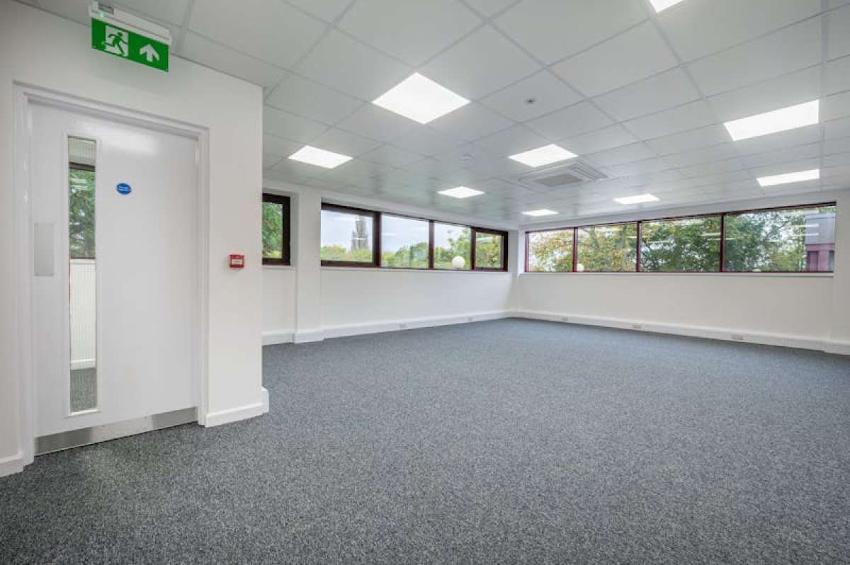 Industrial Unit in Farnham - photo 3