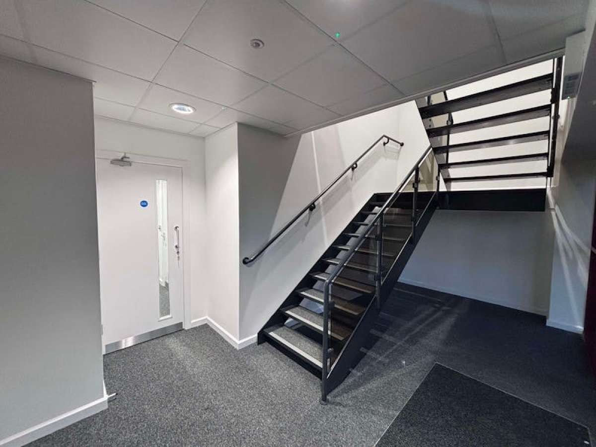 Industrial Unit in Farnham - photo 4