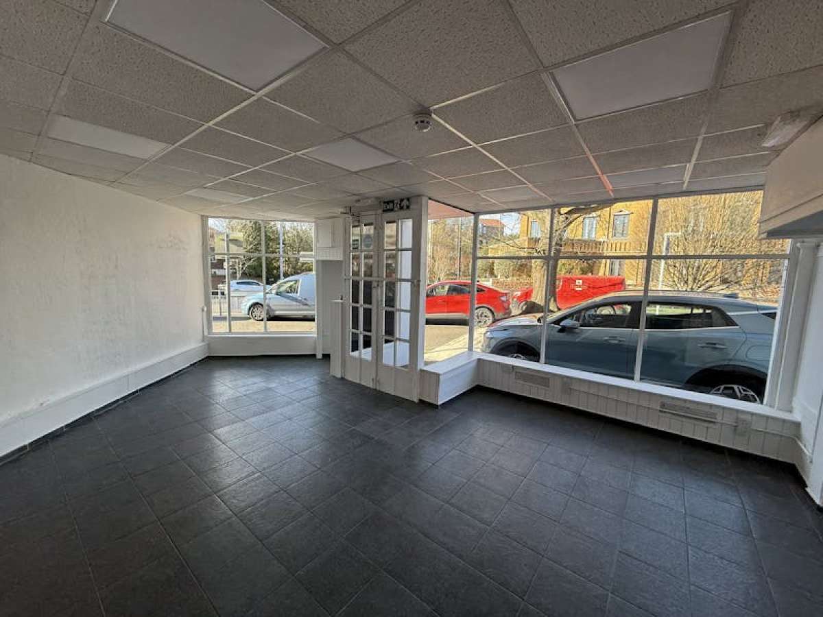 Industrial Unit in Weybridge - photo 2