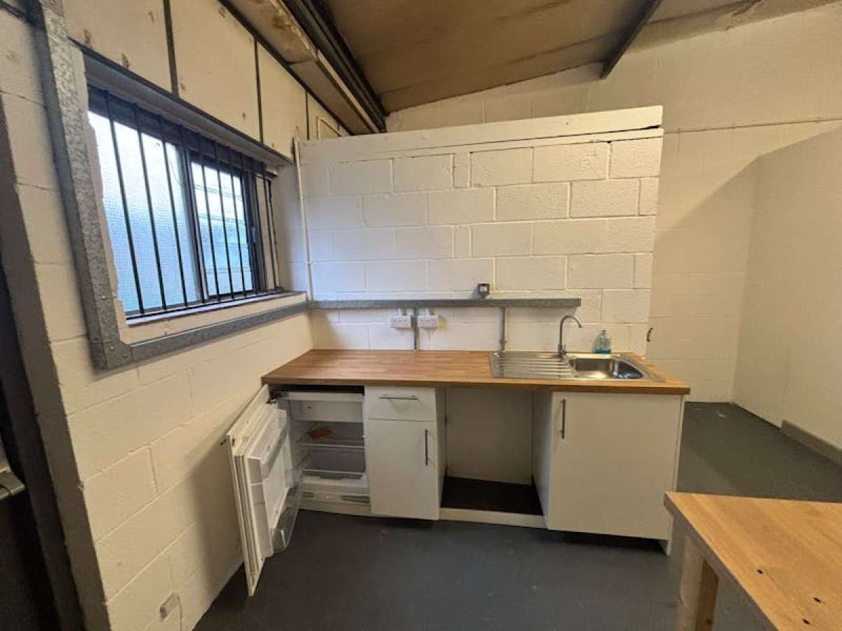 Industrial Unit in Fareham - photo 3