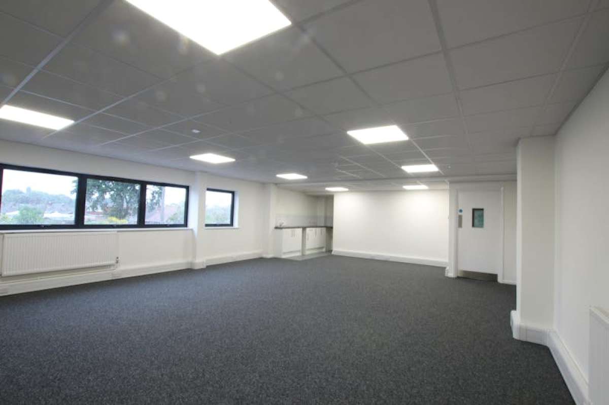 Industrial Unit in Aldershot - photo 2