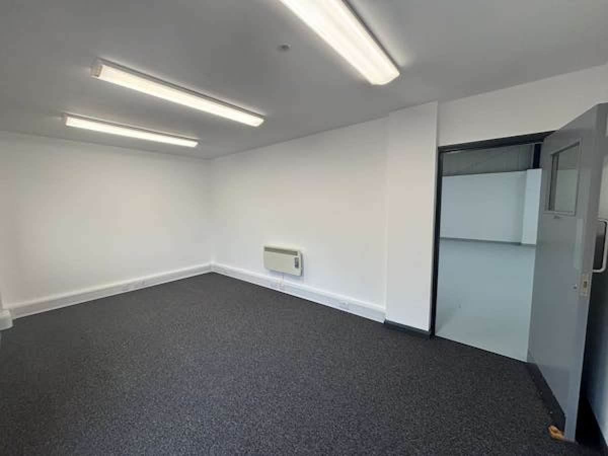 Industrial Unit in Bromsgrove - photo 3