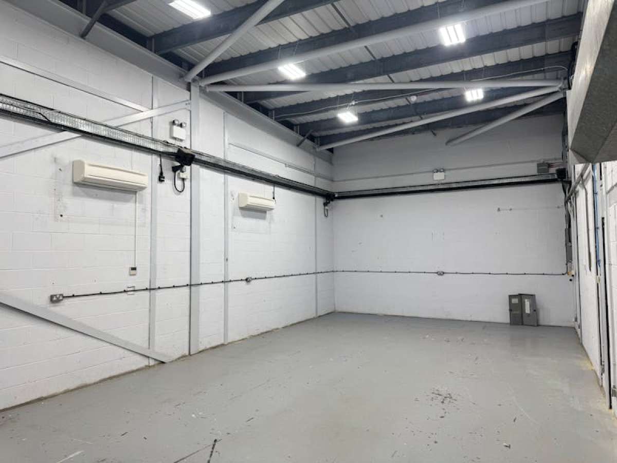Industrial Unit in Farnborough - photo 4