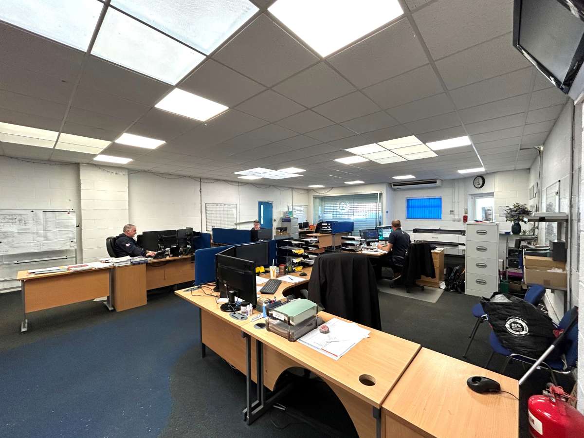 Industrial Unit in Springwood Industrial Estate - photo 3