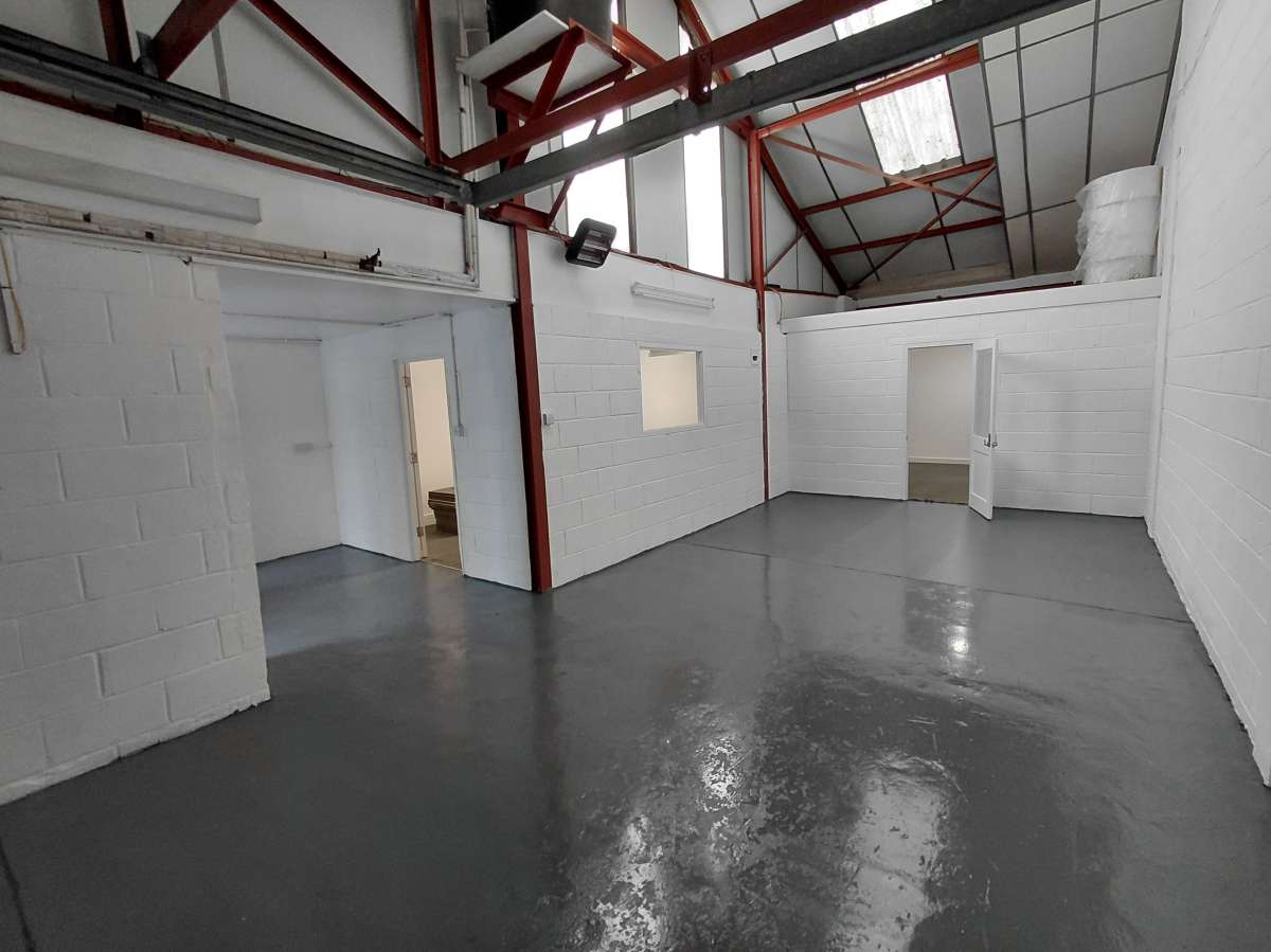 Industrial Unit in Croydon - photo 2