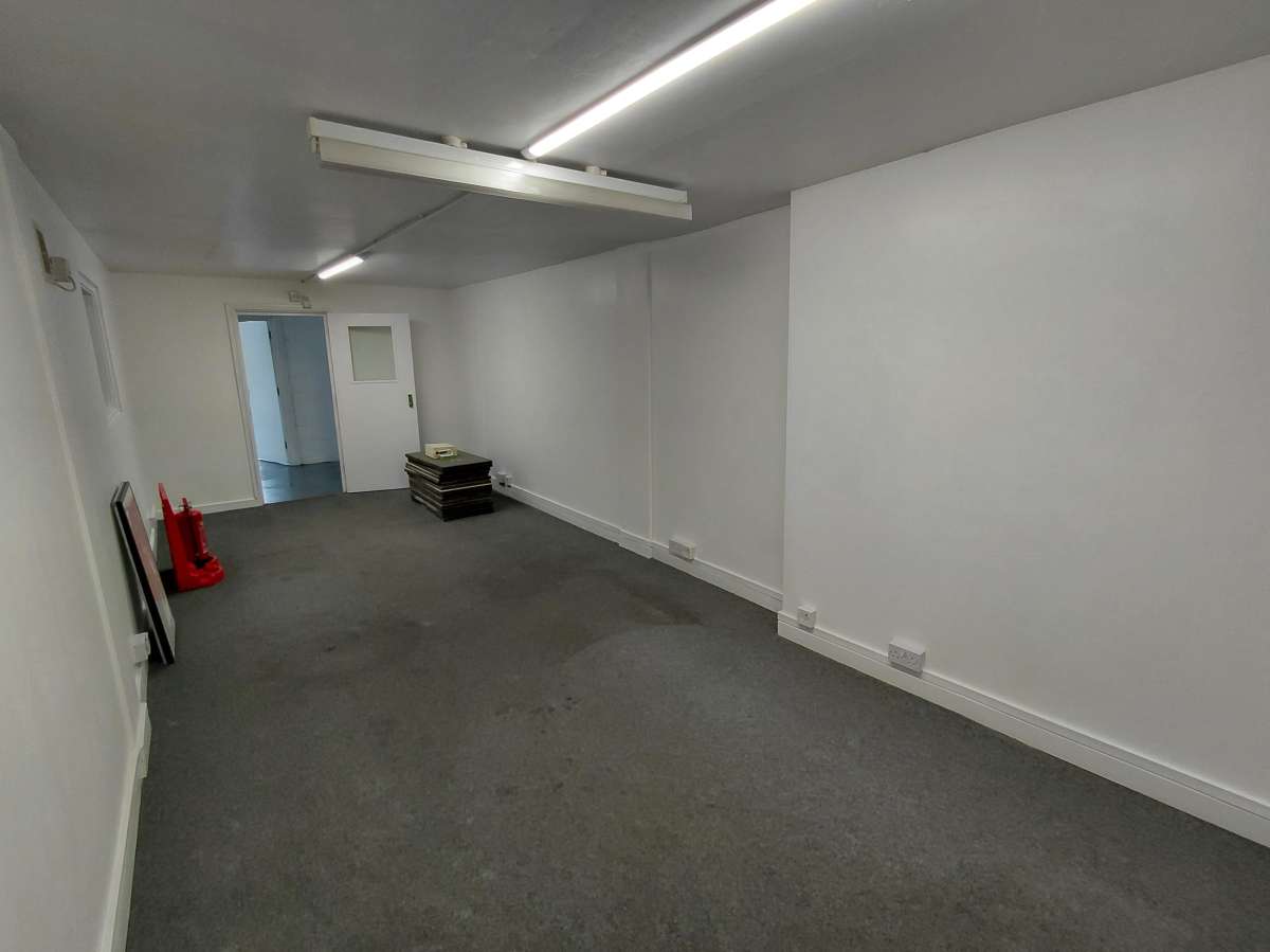 Industrial Unit in Croydon - photo 3