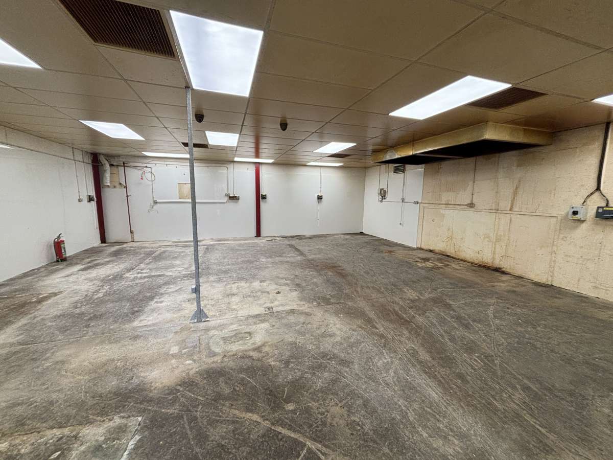 Industrial Unit in Glencairn Industrial Estate - photo 4