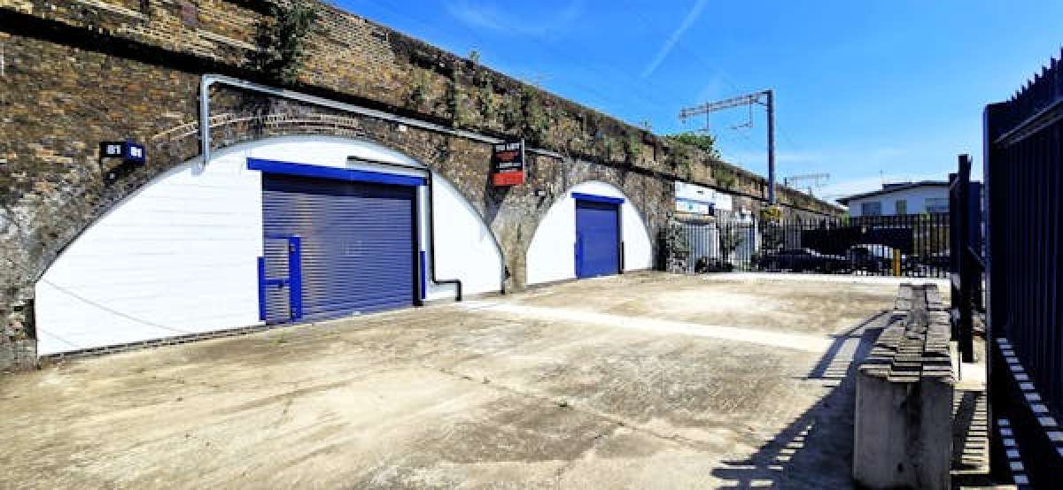 Industrial Unit in London - photo 2