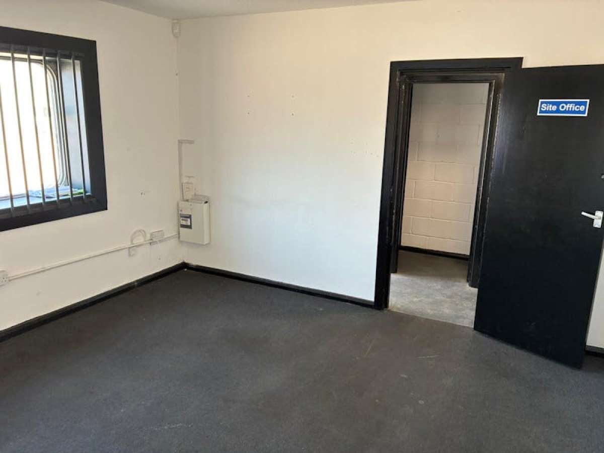 Industrial Unit in Barking - photo 2