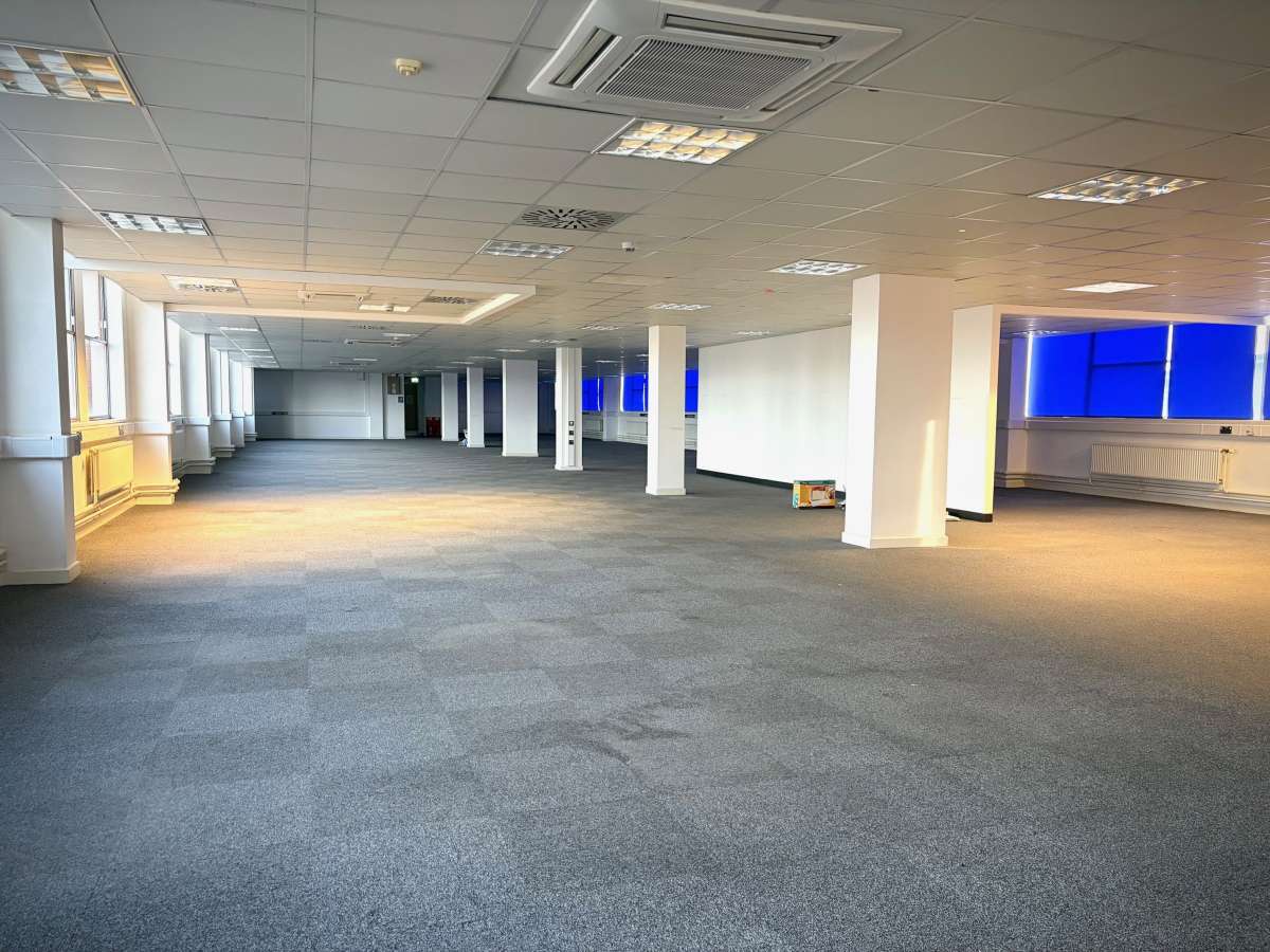 Office in West Bromwich - photo 3