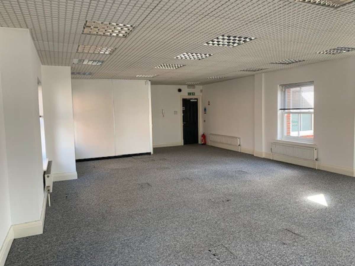 Office in Chertsey - photo 3