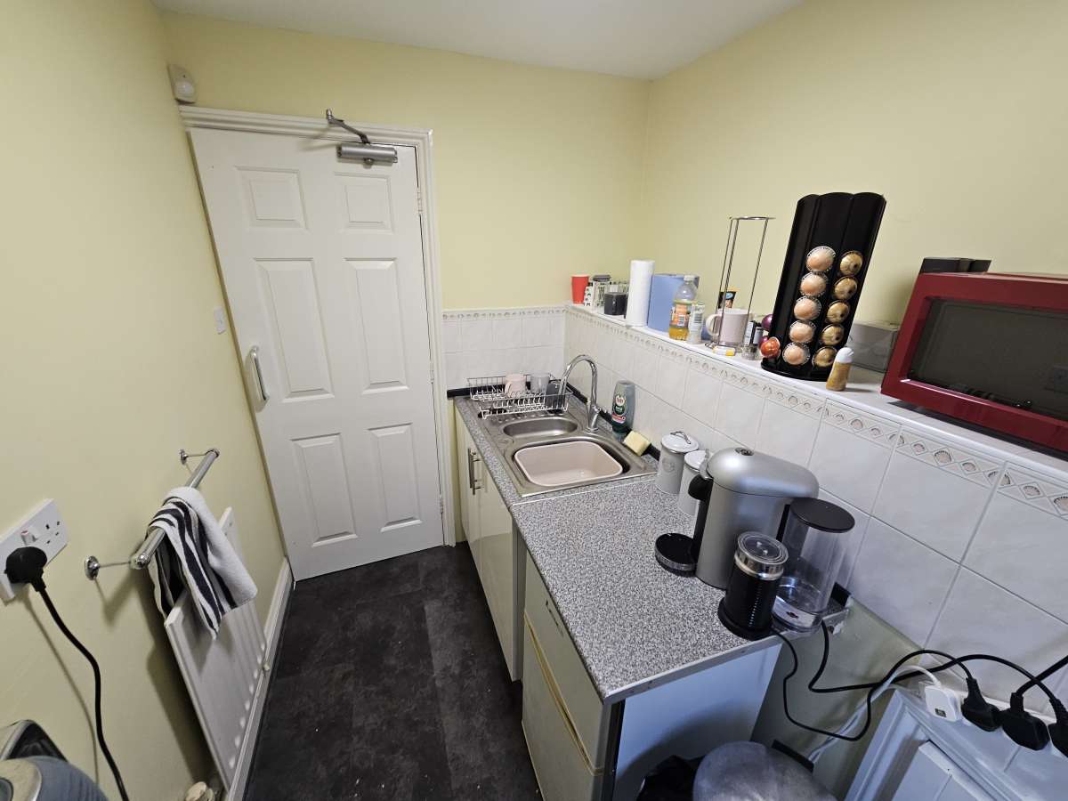 Office in Rainham - photo 4