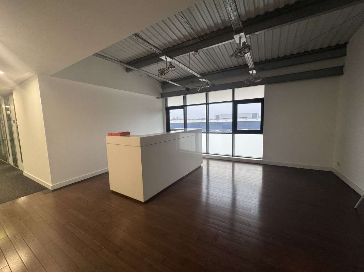 Office in Hampton - photo 3