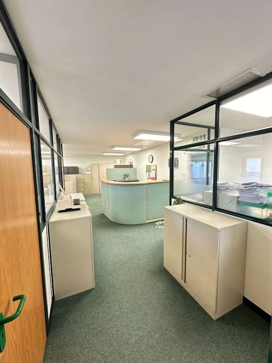 Office in Enfield - photo 4