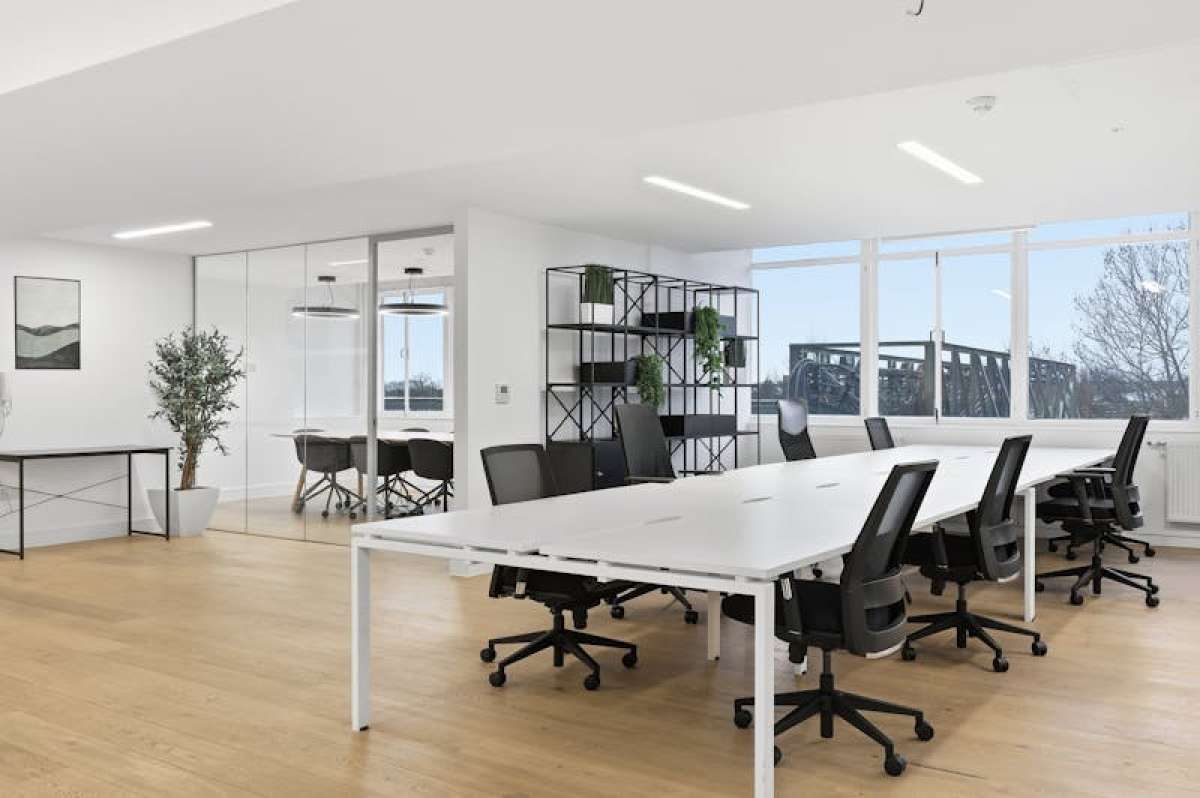 Office in Leytonstone - photo 2