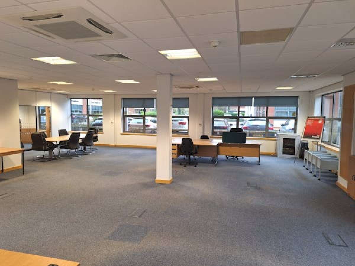 Office in Northwich - photo 4