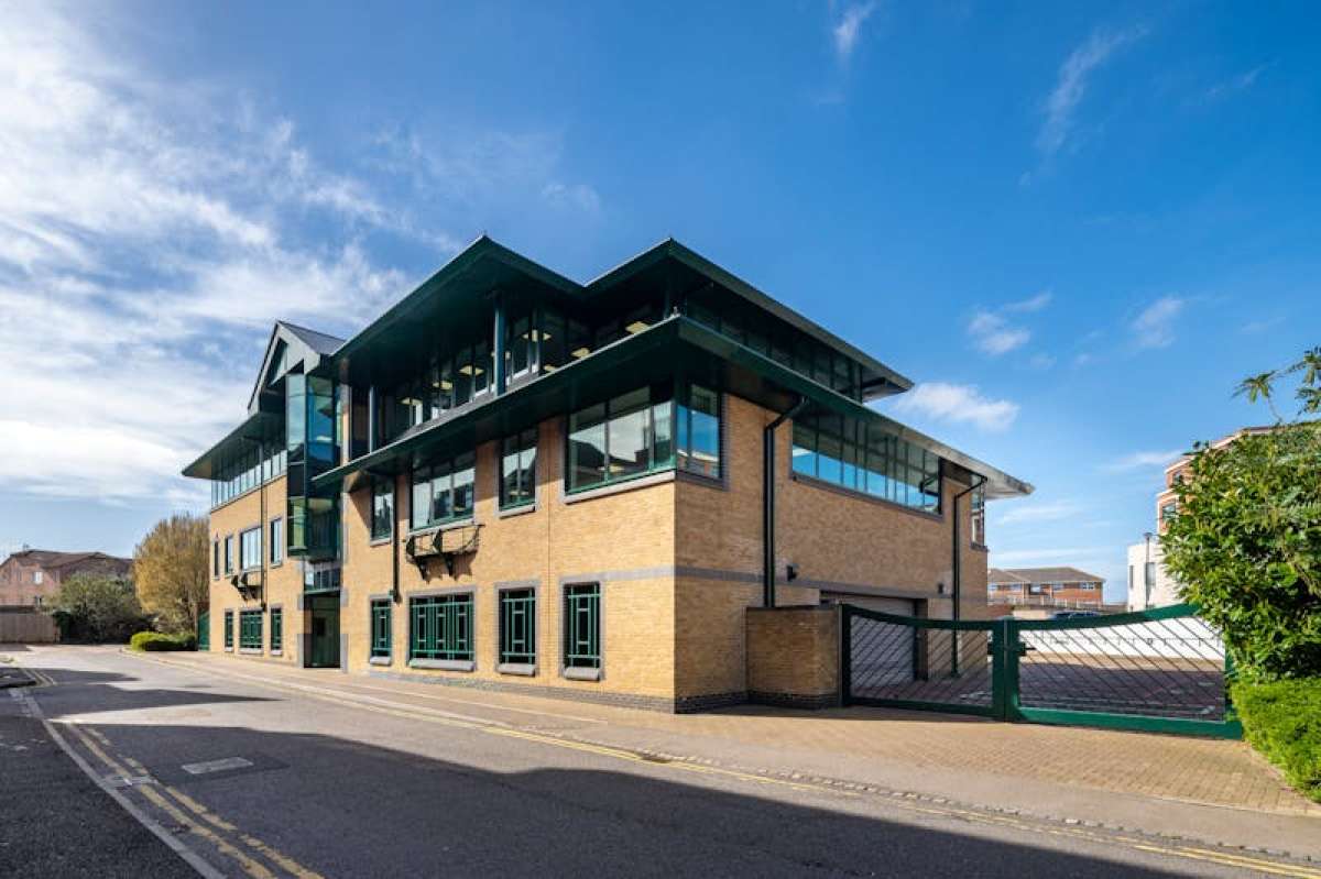 Office in Chertsey - photo 2