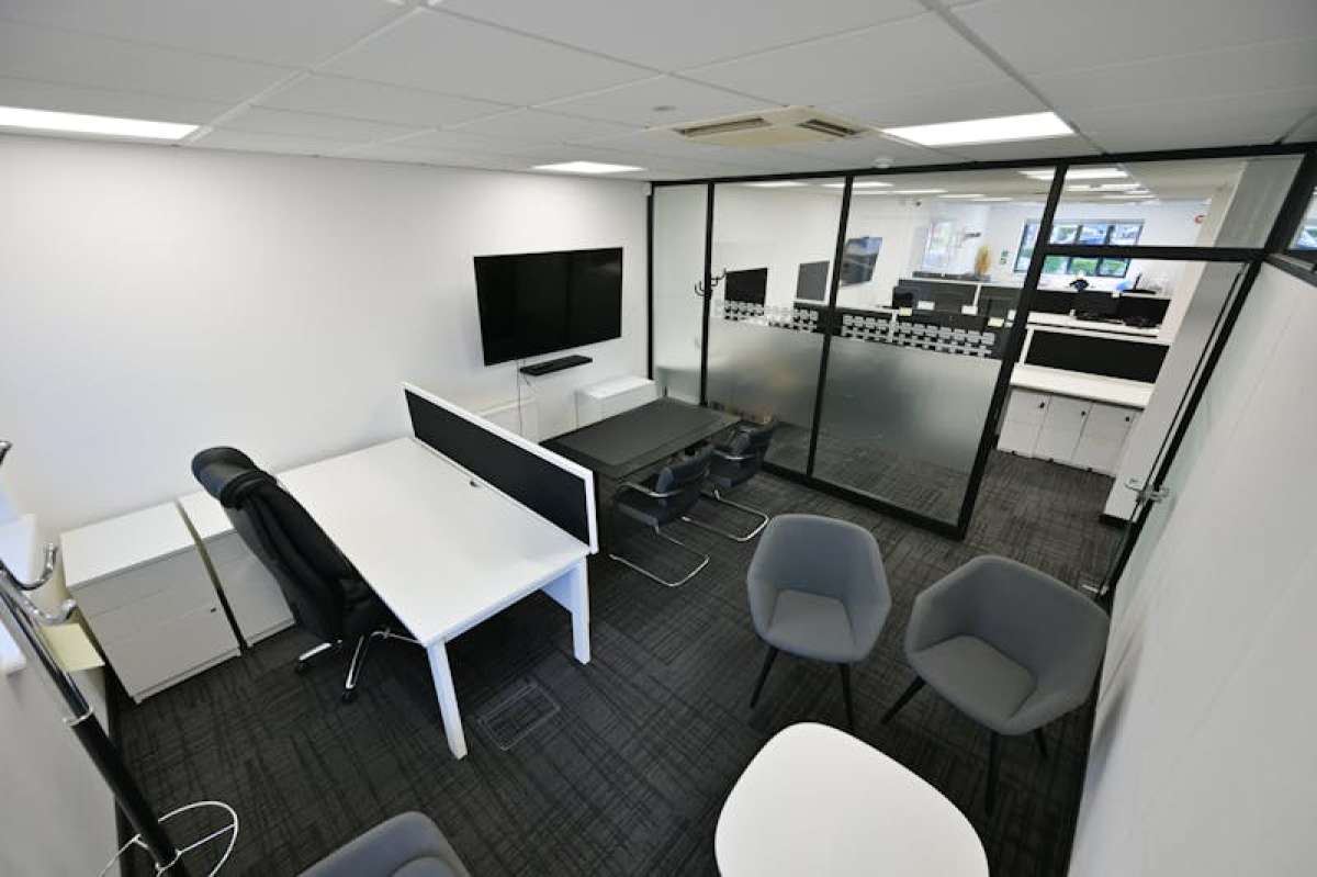 Office in Crawley - photo 3