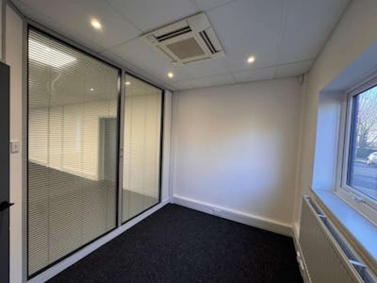 Office in Fareham - photo 2