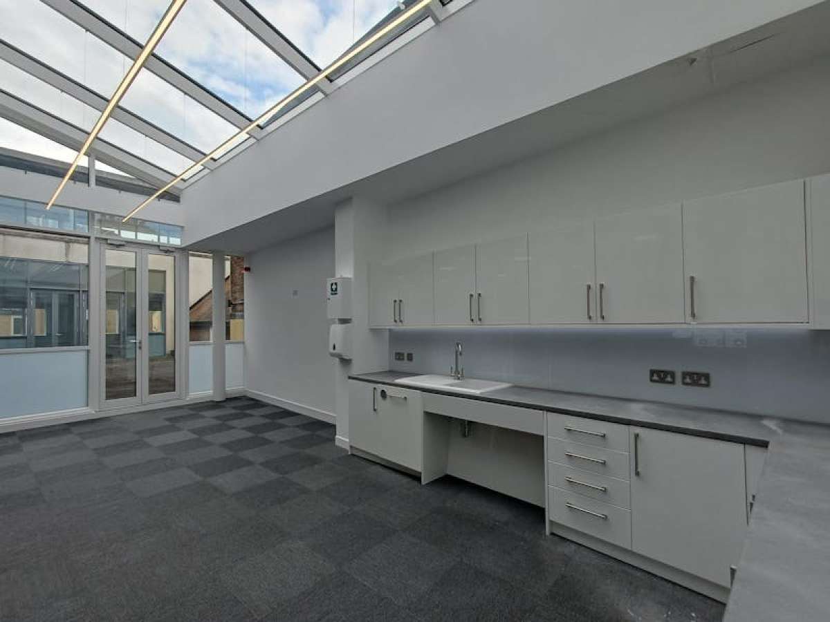 Office in Crawley - photo 4