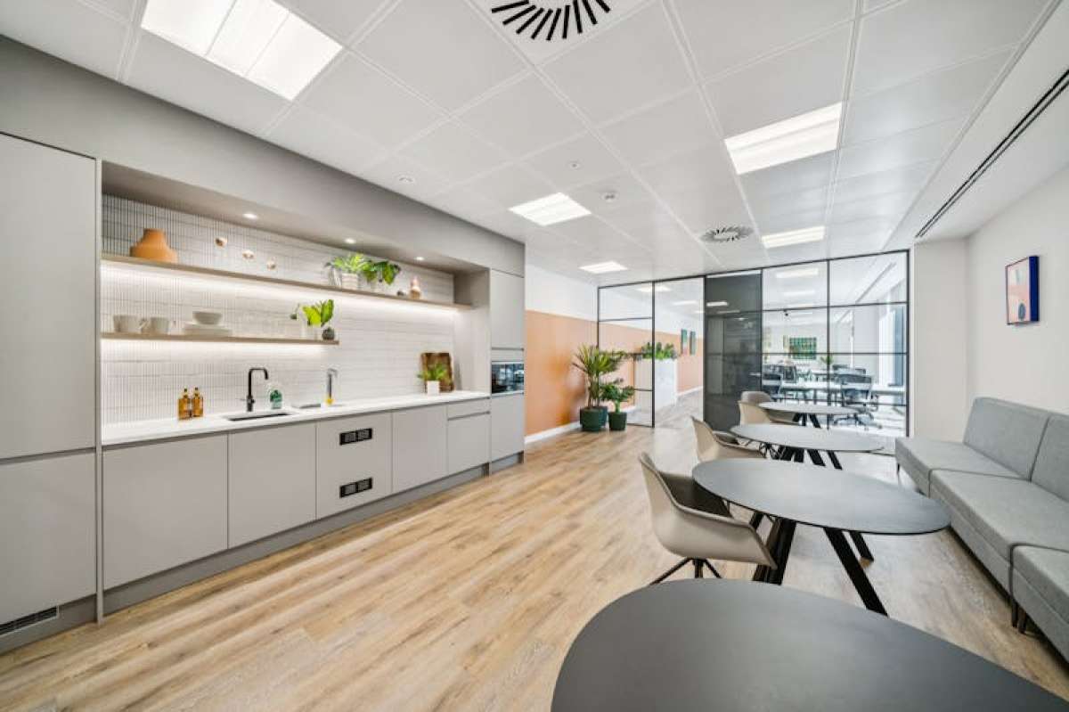 Office in Staines-upon-Thames - photo 4