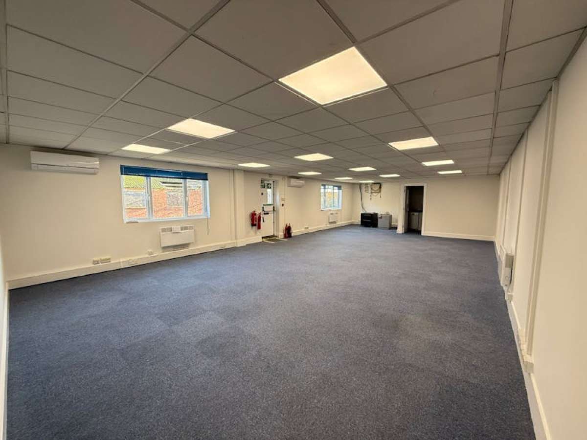 Office in Woking - photo 3