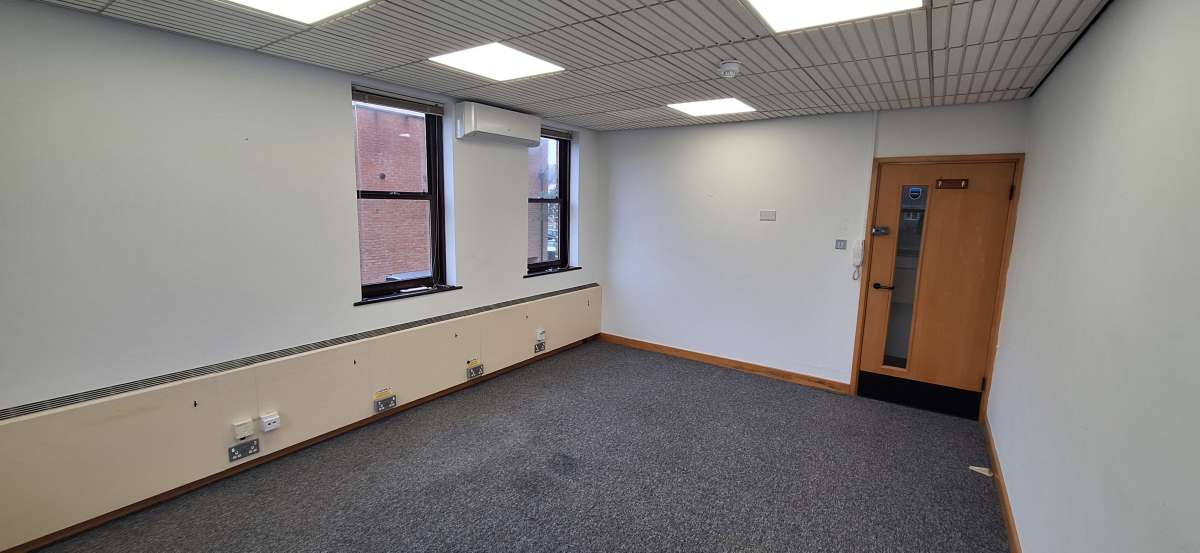 Office in 54 Queen Street Horsham - photo 2