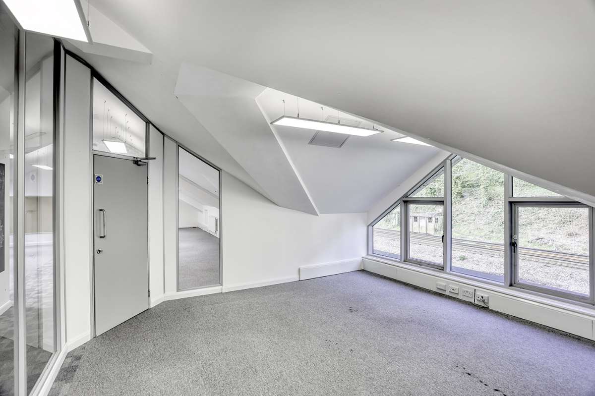 Office in Godalming - photo 4