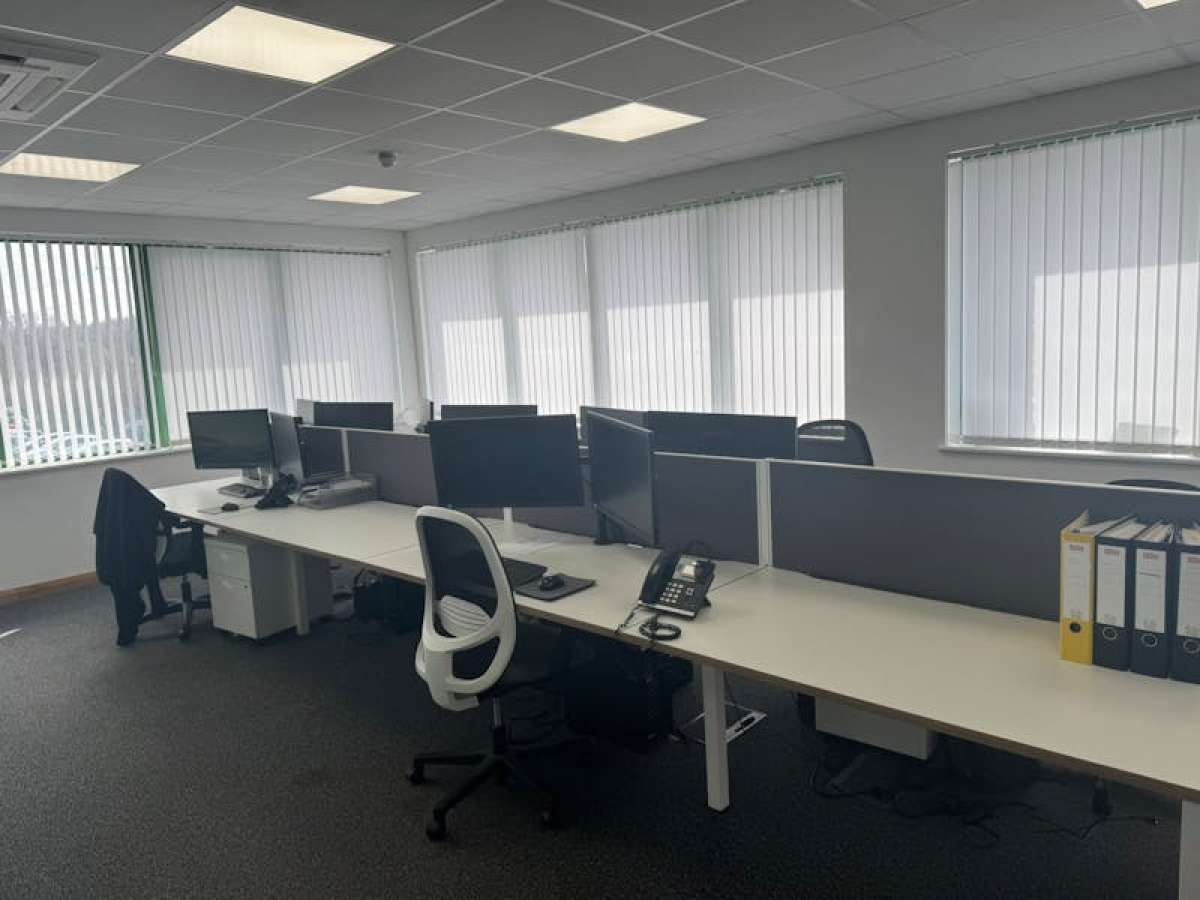 Office in Chertsey - photo 3