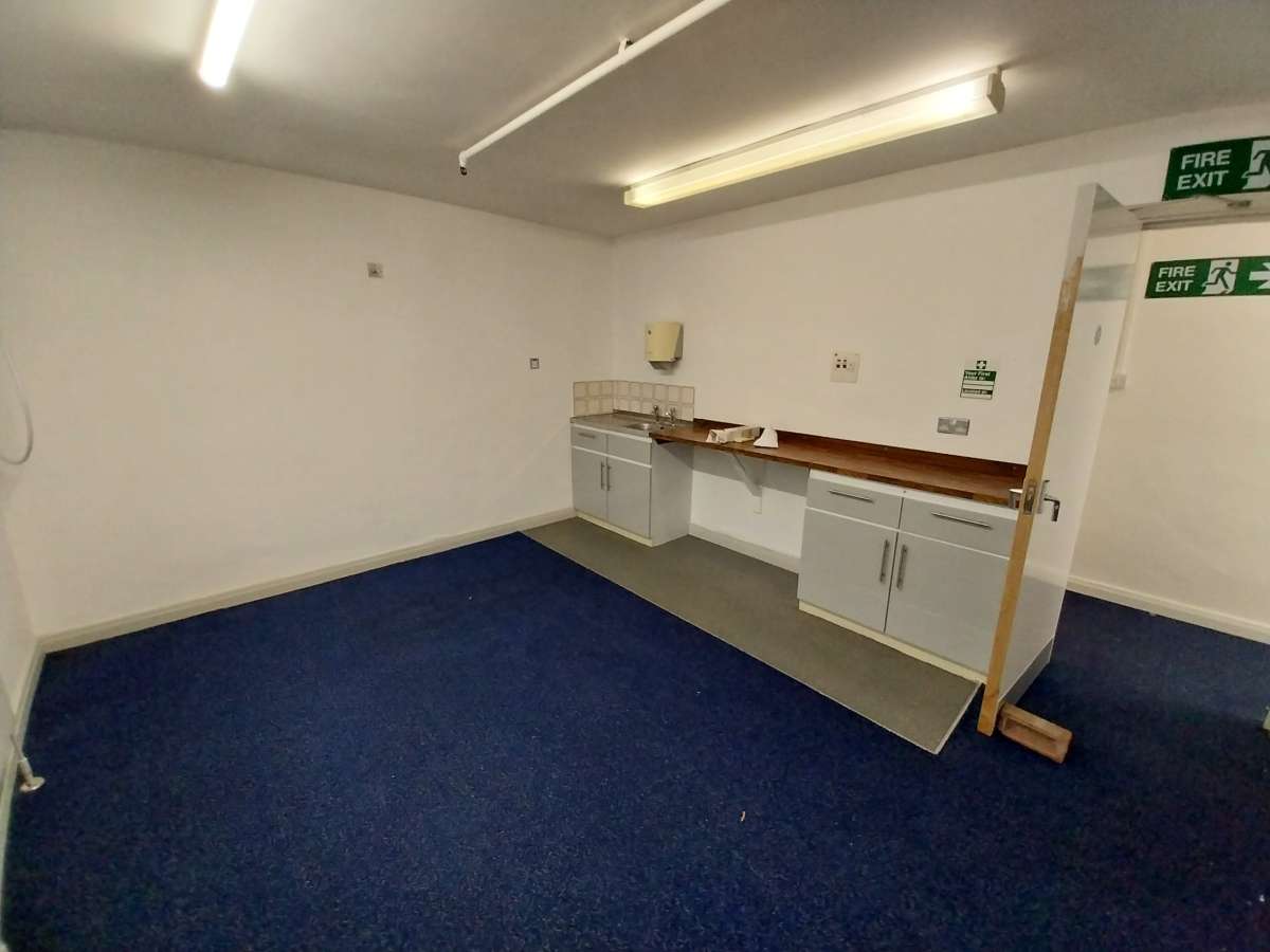 Retail/Shop in Lincoln - photo 3