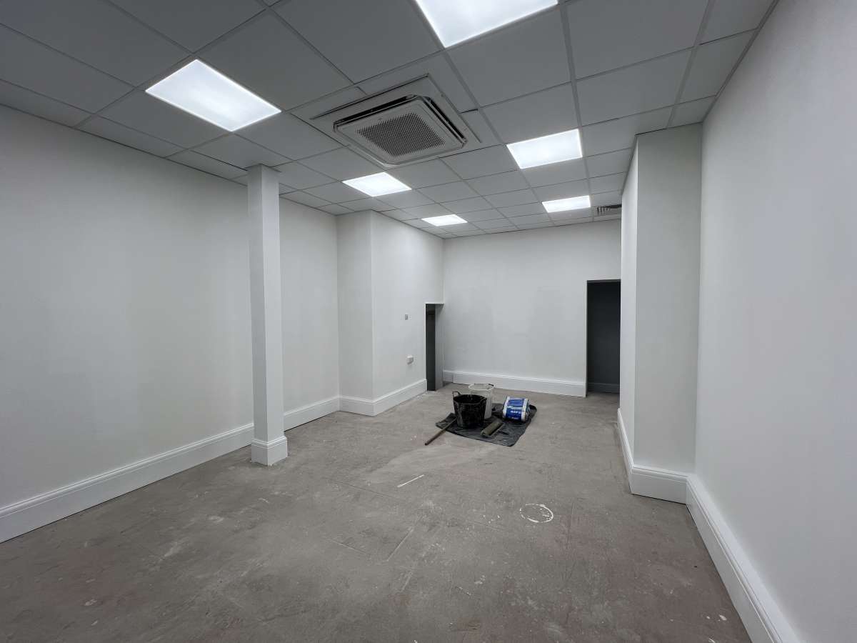 Retail/Shop in London - photo 2