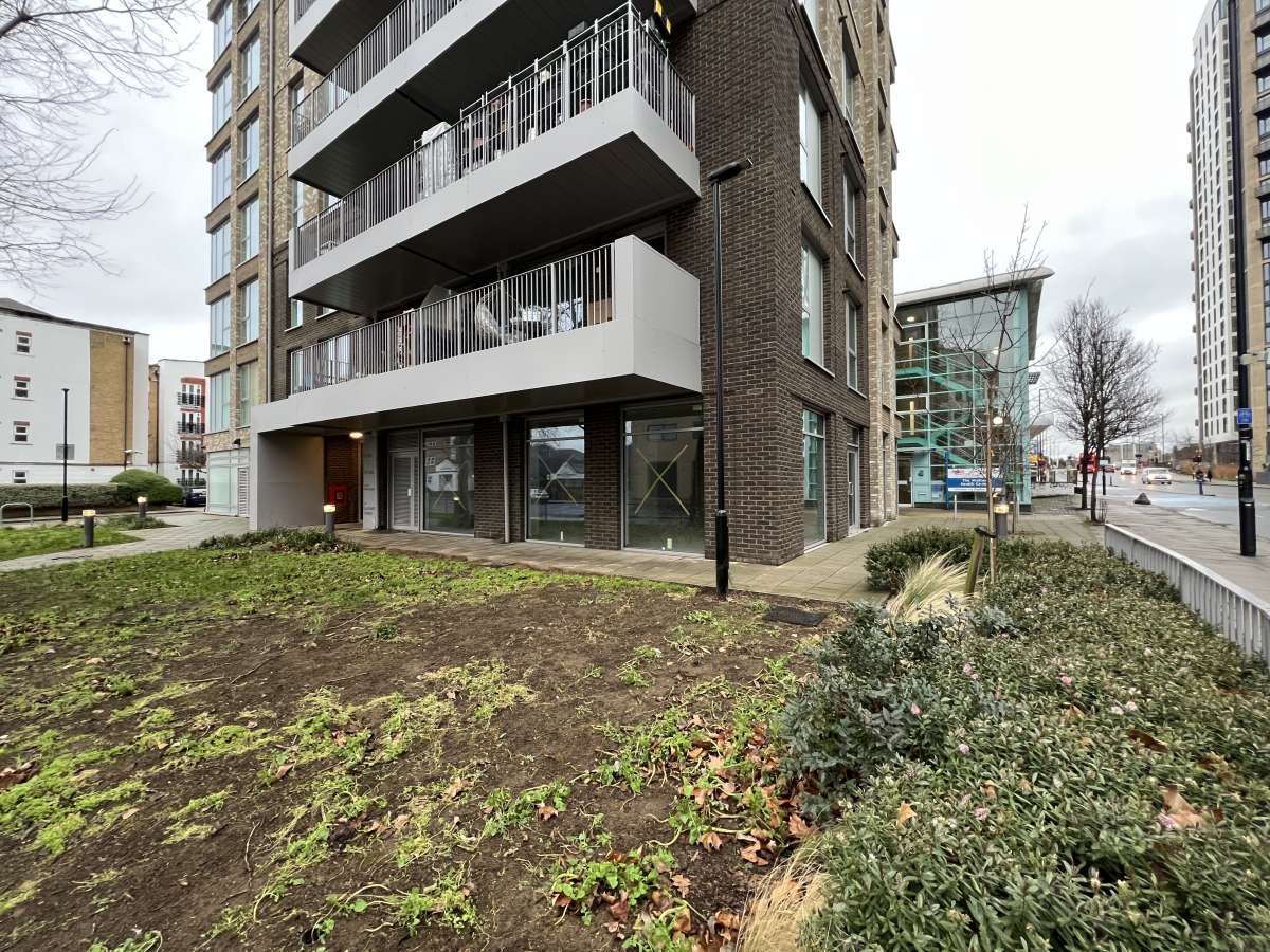 Retail/Shop in London - photo 2