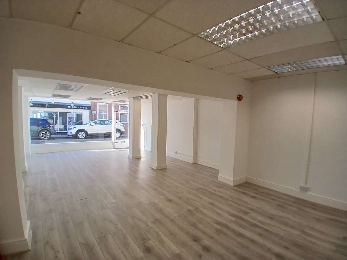 Retail/Shop in Huntingdon - photo 2