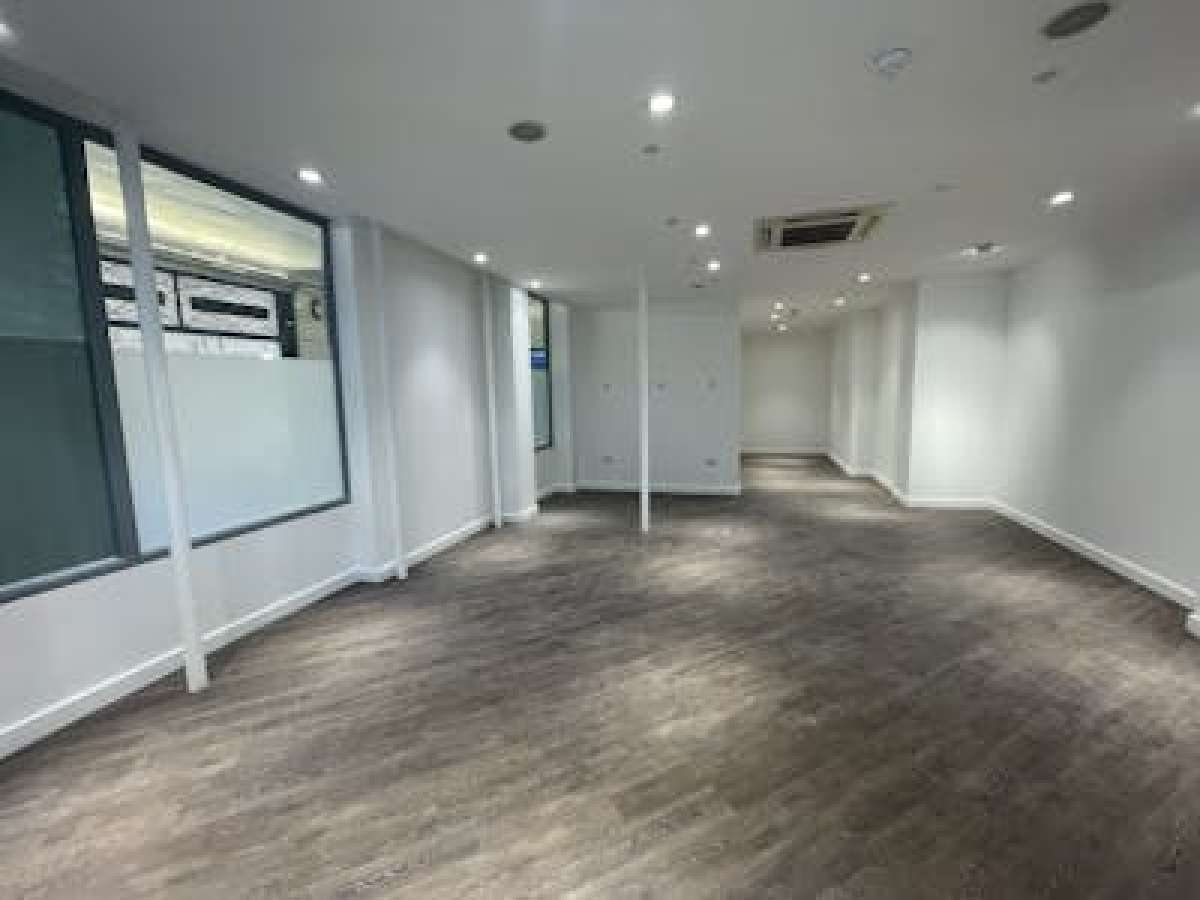 Retail/Shop in London - photo 2