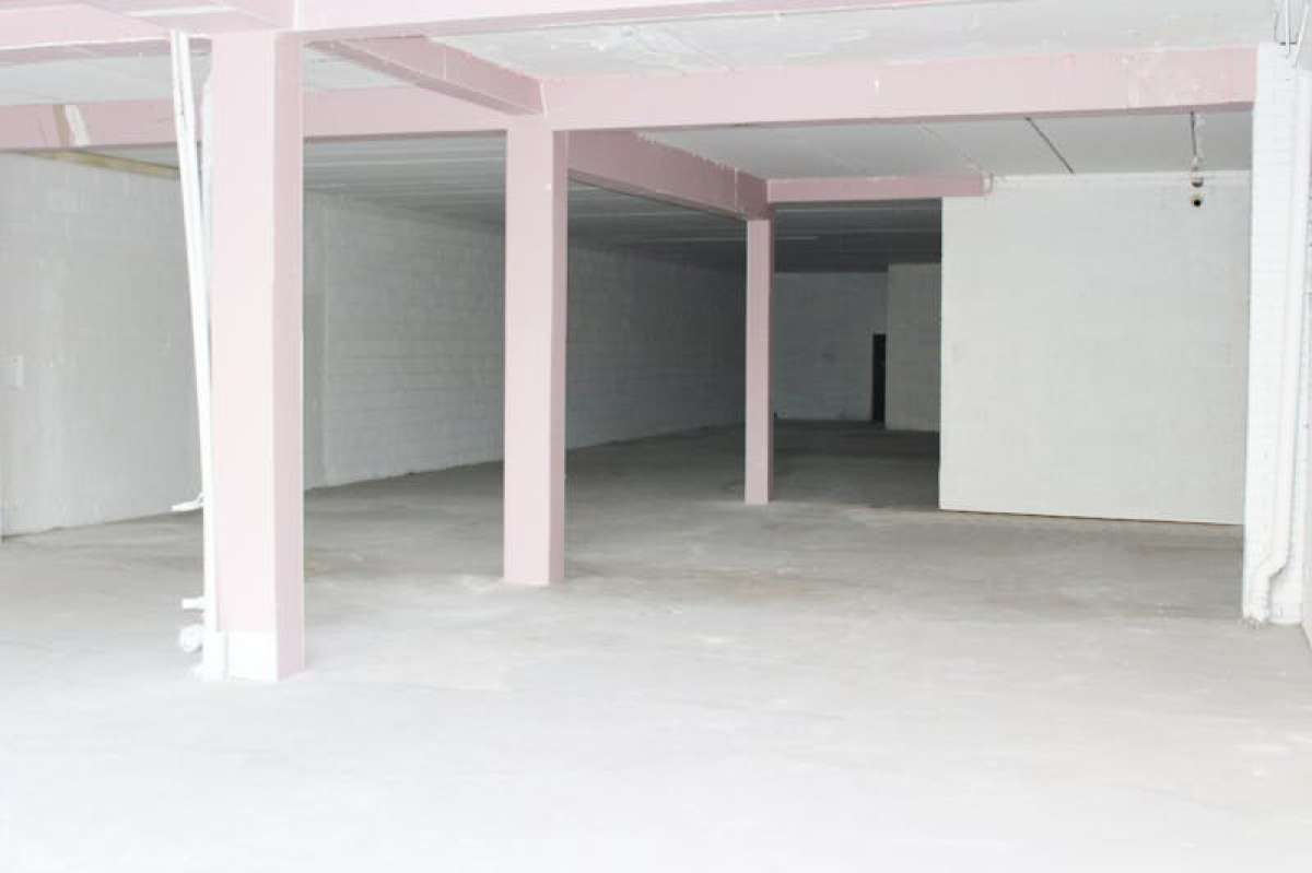 Retail/Shop in Weybridge - photo 2