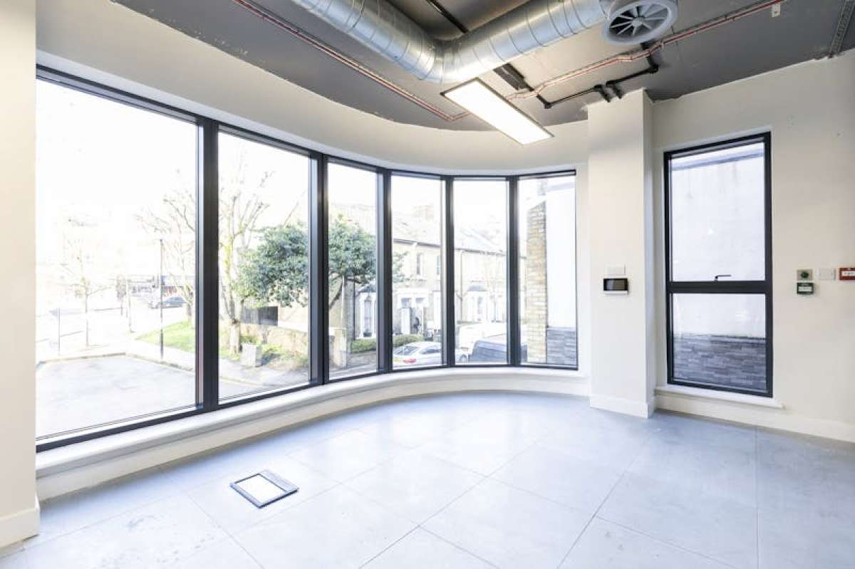 Retail/Shop in London - photo 4