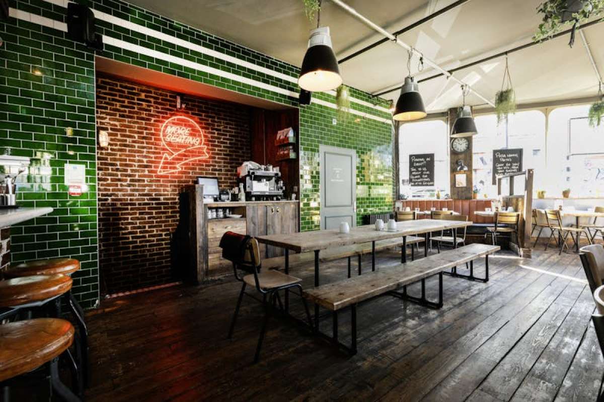 Retail/Shop in London - photo 3