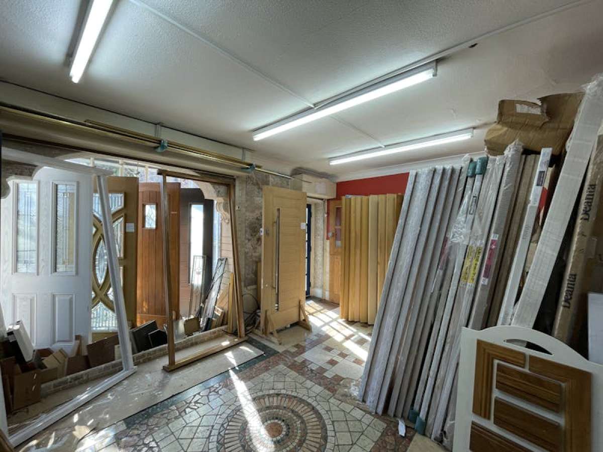 Retail/Shop in Buckhurst Hill - photo 3