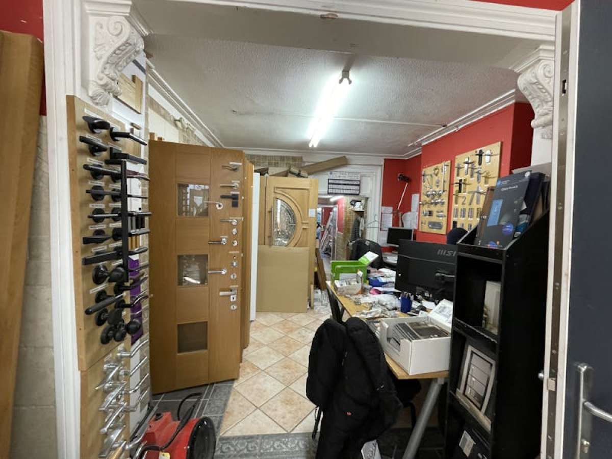 Retail/Shop in Buckhurst Hill - photo 4