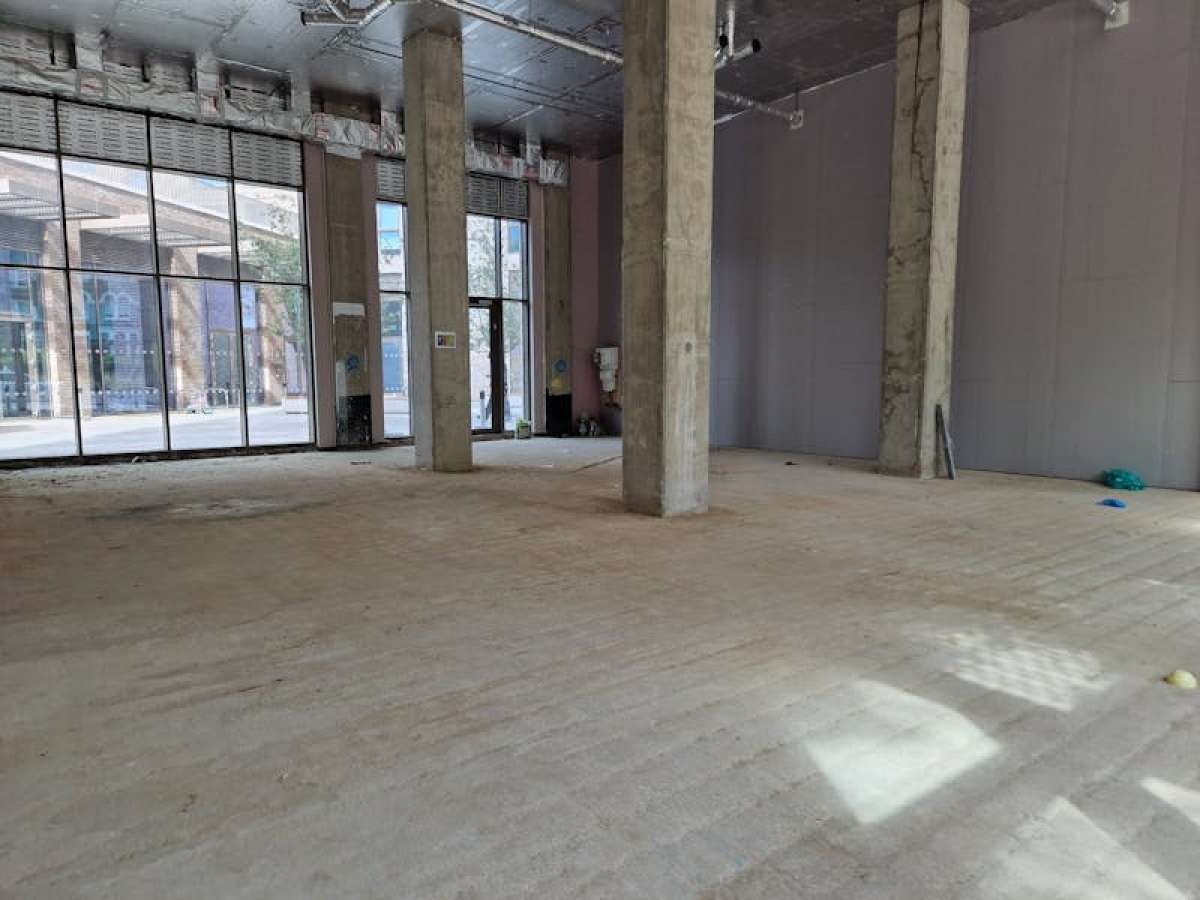 Retail/Shop in London - photo 2