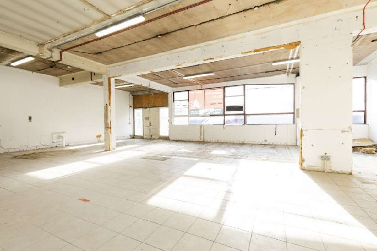 Retail/Shop in London - photo 4