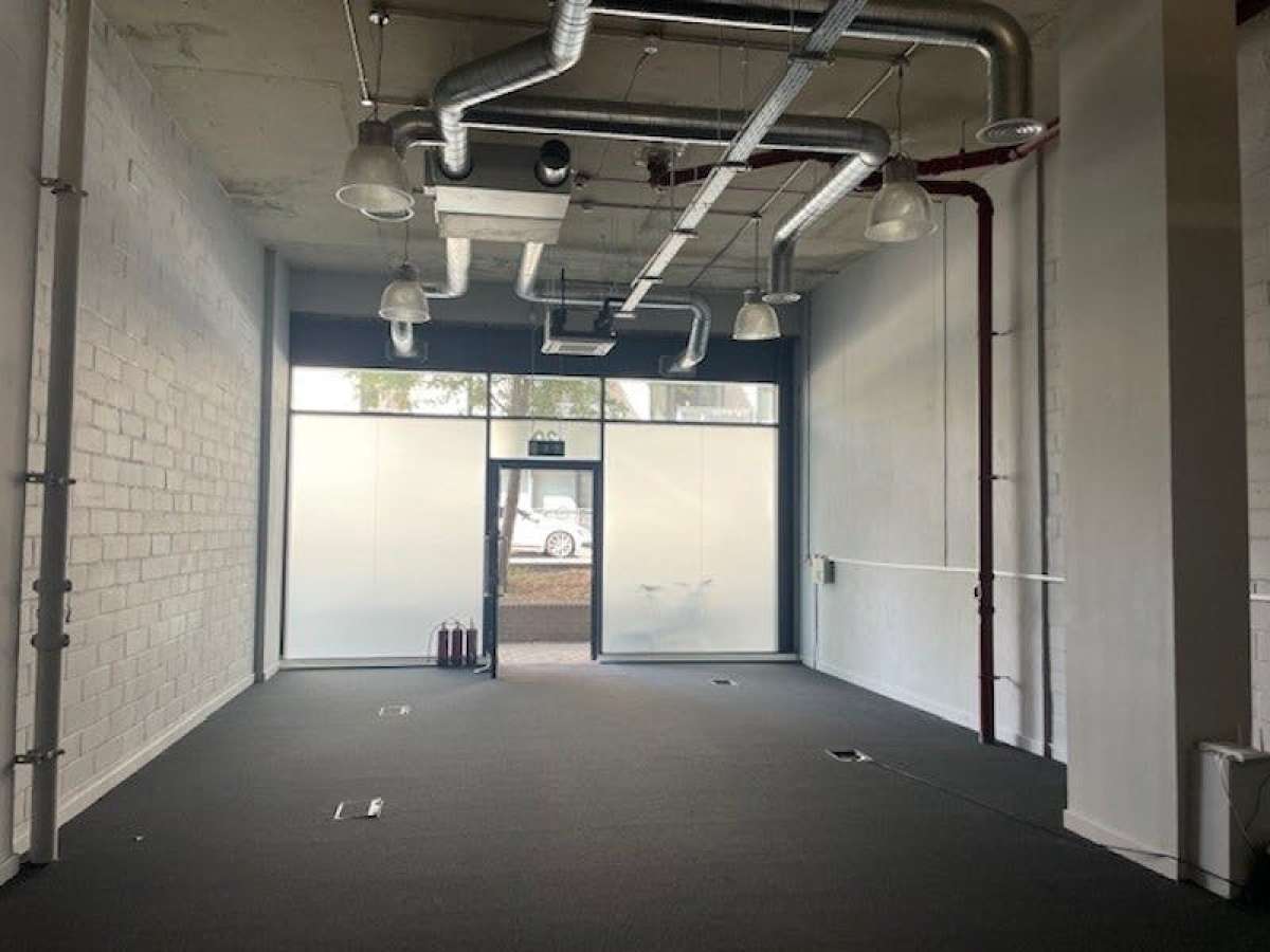 Retail/Shop in London - photo 2