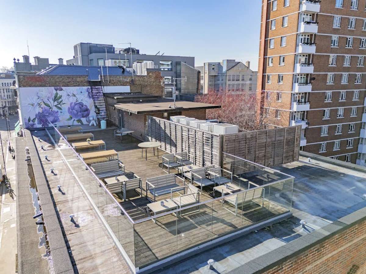 Retail/Shop in London - photo 4