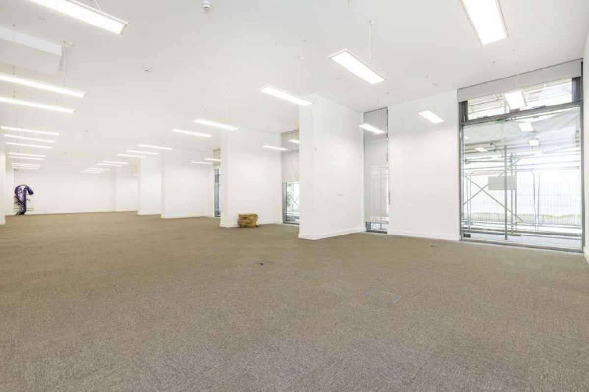 Retail/Shop in London - photo 3