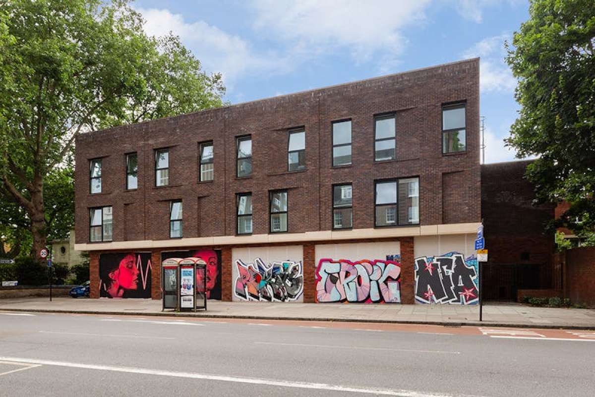 Retail/Shop in London - photo 3