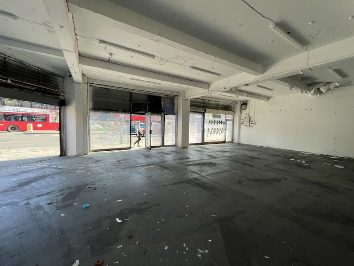 Retail/Shop in Holloway - photo 3
