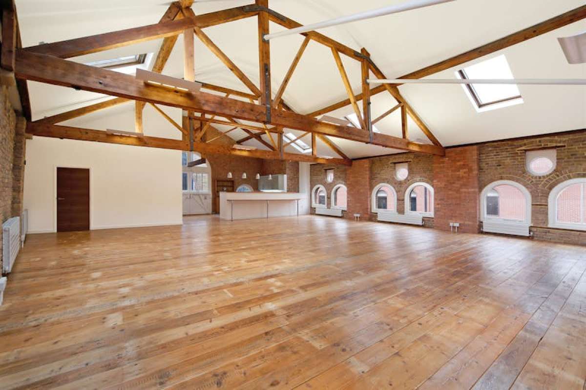 Retail/Shop in London - photo 2